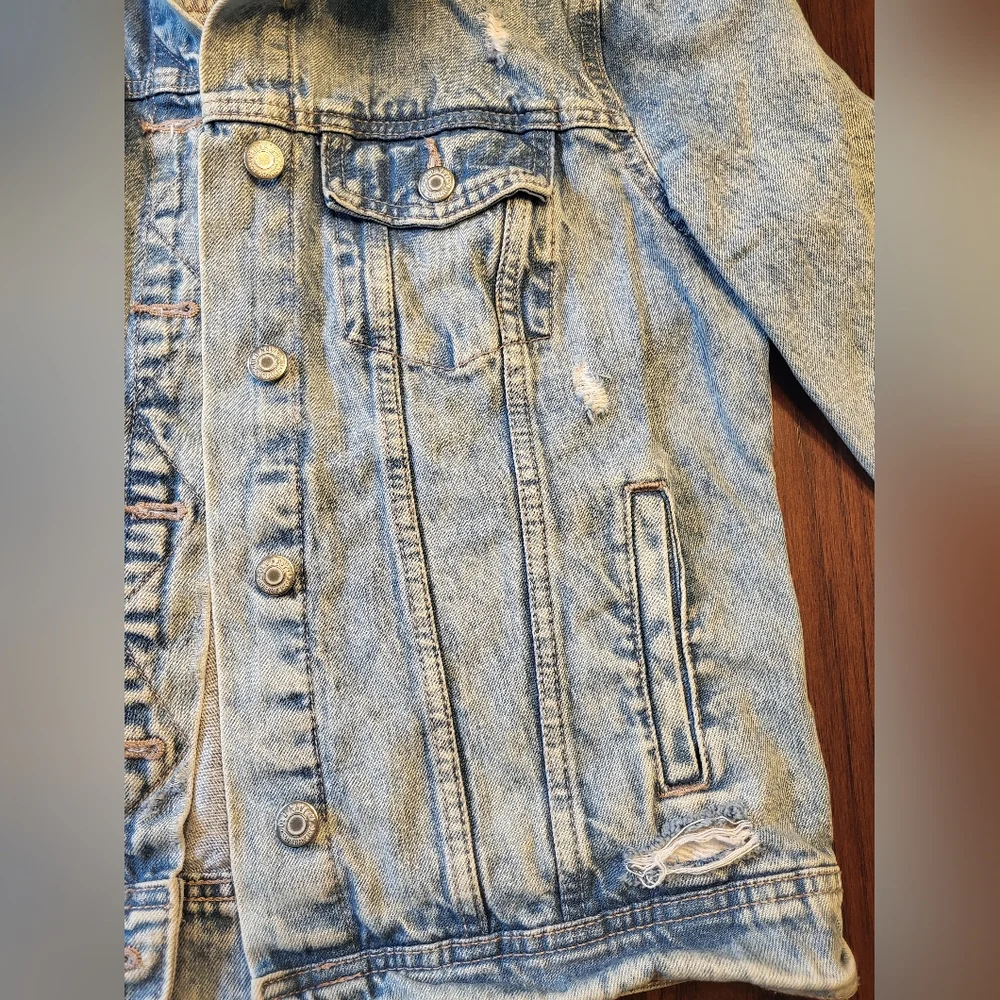 Old Navy Women's Size Medium Light Wash Button Up Distressed Denim Jean Jacket
